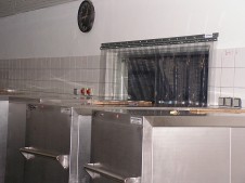 Kuchyňské prostory v nemocnici s lamelovou clonou